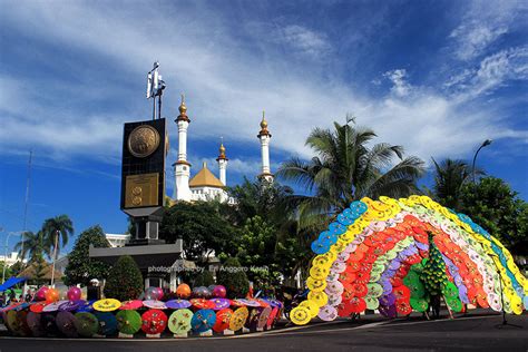 ratusan payung geulis berbentuk burung merak hiasi tasikmalaya culture festival eri anggoro kasih