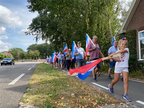 honderden mensen nemen deel aan stille tocht tegen komst azc  albergen foto ednl