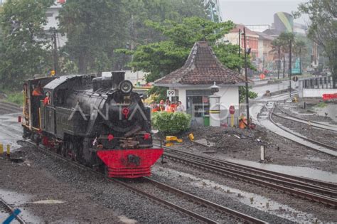 lokomotif uap wisata kota solo antara foto