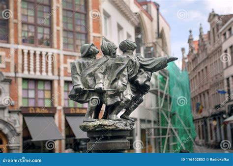 fountain   blind men   city sculpture based  paintings  famous pieter bruehgel