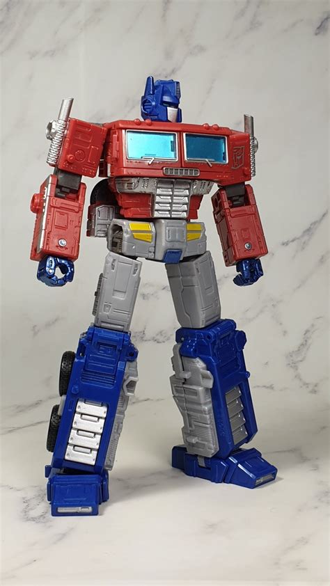 war  cybertron earthrise leader class optimus prime  hand images