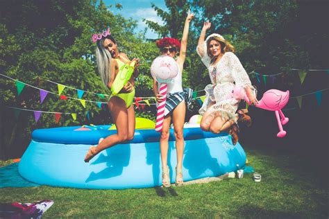 fashion pool party ad google search trajes de fiesta en la piscina ideas de fiesta en la