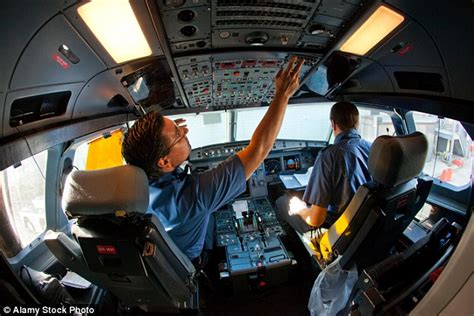 jetblue  training pilots   flying experience daily mail