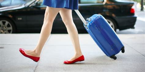 dit  waarom je nooit een bagagelabel aan je bagage moet hangen  travel travel packing tips