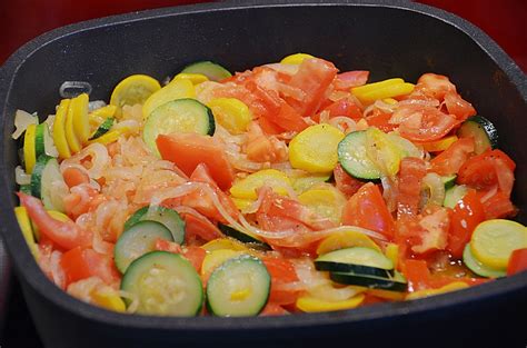 zucchini tomaten zwiebel gemuese von dana