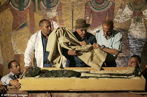 tutankhamun s tomb could contain doors to queen nefertiti