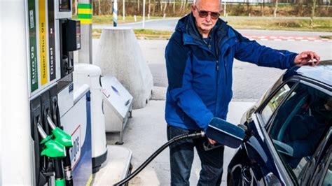 olieprijs daalt  procent benzine ook goedkoper rtl nieuws