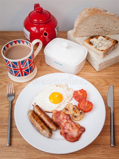 engels ontbijt met erachter kop thee en britse vlag stock afbeelding image  spek brits