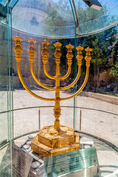 lo  la menorah en el templo de dios verdaderamente simboliza