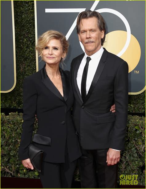kevin bacon and wife kyra sedgwick share a smooch at golden globes 2018