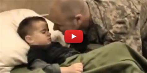 vidéo un papa soldat veut surprendre son fils qui s est profondément endormi vidéo enfants