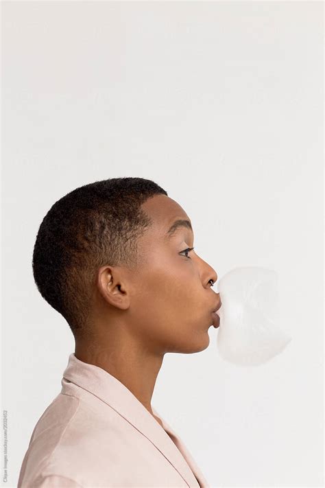 «black Woman Blowing Bubblegum Del Colaborador De Stocksy «clique