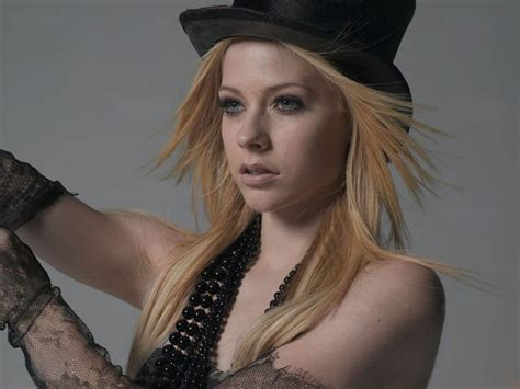 its all about hot celebz is avril lavigne new looks better or do you
