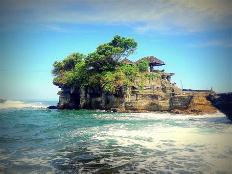 hear the crashing of the waves at the thana lot temple in bali