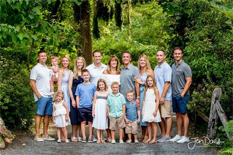 large extended family portrait  jersey family photographer nj family photo outfits
