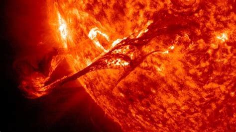 dangerous  class solar flare   hit earth tech news