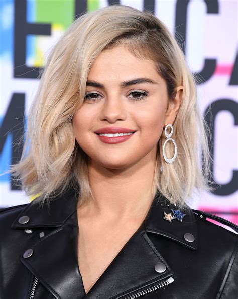 Selena Gomez Wore Marc Jacobs Lipstick At The 2017 Ama