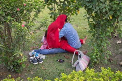 These Are The Pictures Of Indian Couple Kissing In Public