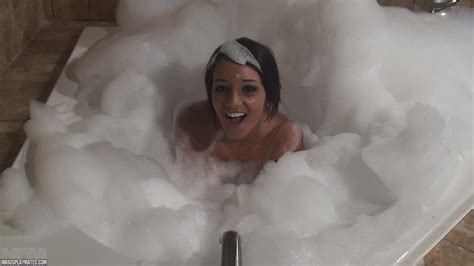 Soapy Sex Angel Nikki Sims Pose Naked In The Bathtub