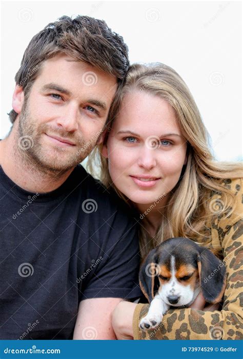 jonge huiselijke manvrouw en hond stock afbeelding image  mannetje aantrekkelijk