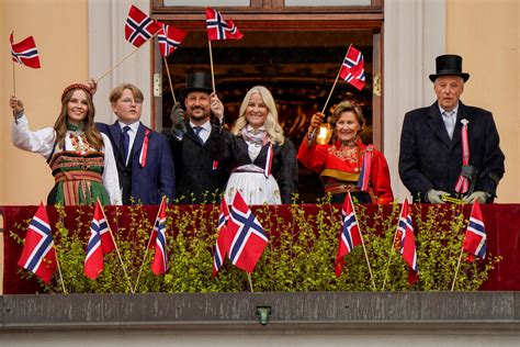 noorwegen grapt de koning met mensen ons koningshuis doet volks maar  het niet foto