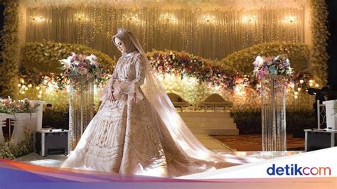 foto mewahnya gaun pengantin cut meyriska yang dihiasi 300 kristal