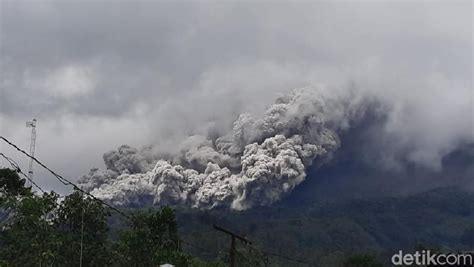 gunung merapi erupsi sirene bahaya meraung warga turun ke tempat aman