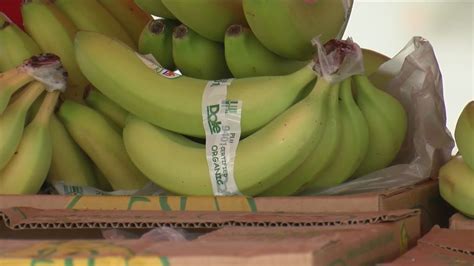 Hy Vee Gives Out 32 000 Bananas To Qc Families In Need Ourquadcities