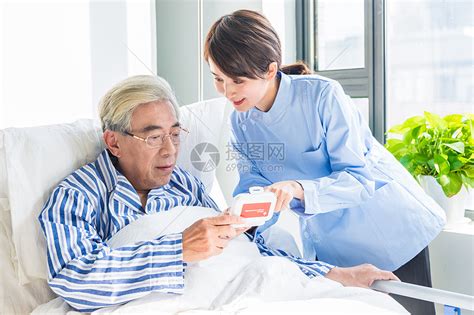 护理人员叮嘱老人用药高清图片下载 正版图片501142637 摄图网