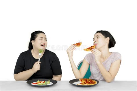La Mujer Gorda Que Mira Al Amigo Come La Pizza Foto De