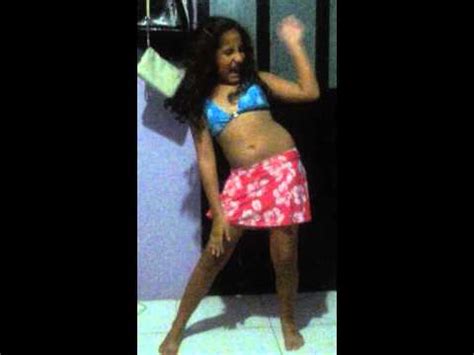 crianca dancando funk menina de  anos danaando funk youtube crimes reais apos crianca