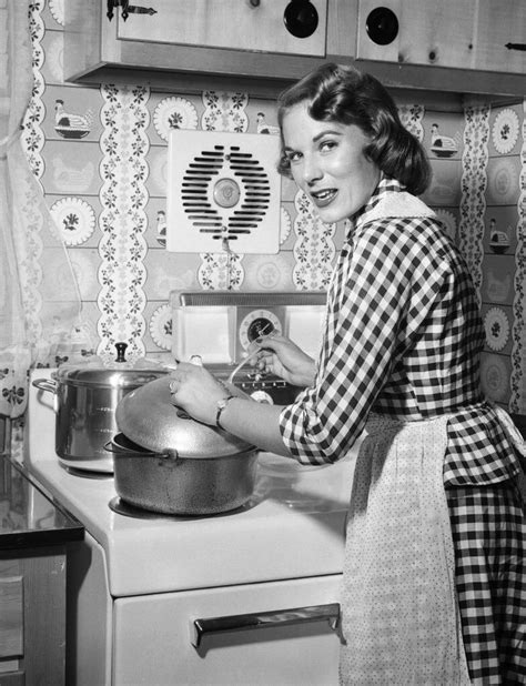 The Fashionable House Wife Of 1955 1950s 1950s Housewife Vintage
