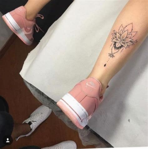 tattoo vrouw lotusbloem enkel skinartmag blackwork salemma tatoeage ideeen tatoeage