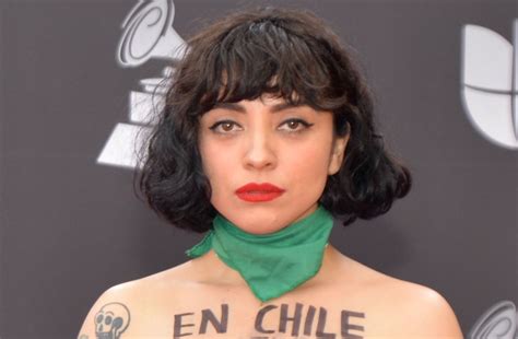 Mon Laferte Se Desnuda En Plena Alfombra Roja De Los Latin Grammys 2019