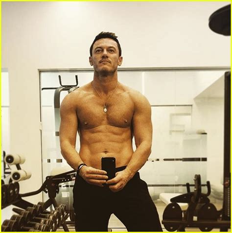 Luke Evans Ends 2017 By Sharing Another Hot Shirtless Photo Photo
