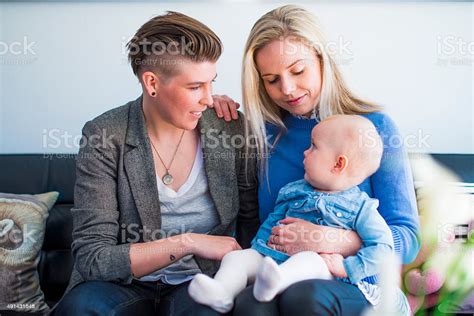 Feliz Joven Pareja Lesbiana Con Bebé En Casa Foto De Stock Y Más Banco