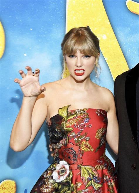 Naughty Taylor Swift Throwing A Cat Paw At Her Cats Movie Premier Meow
