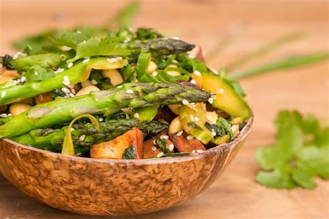gebratener gruener spargel mit brokkoli und raeuchertofu