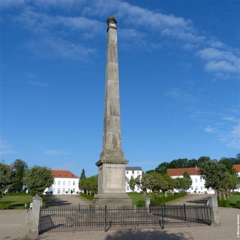 obelisk  der mtte vom kreisrunden platz genannt circus  putbus staedte fotosde