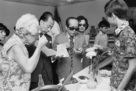 prime minister lee kuan yew s mother mrs lee chin koon left