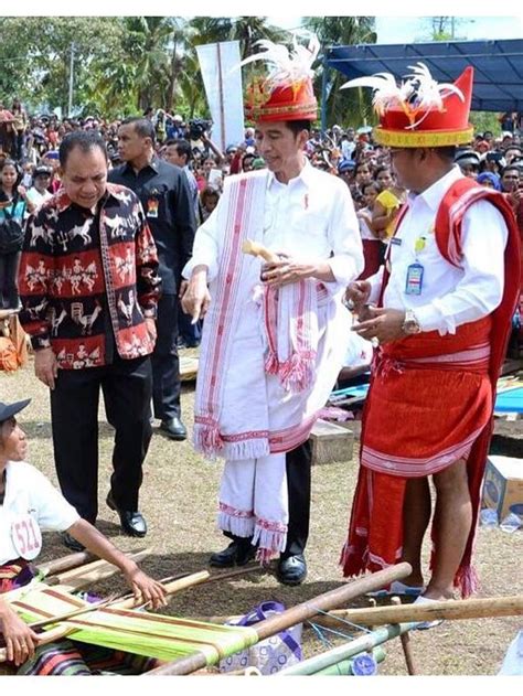 foto 10 gaya presiden jokowi pakai baju daerah indonesia banget halaman 11