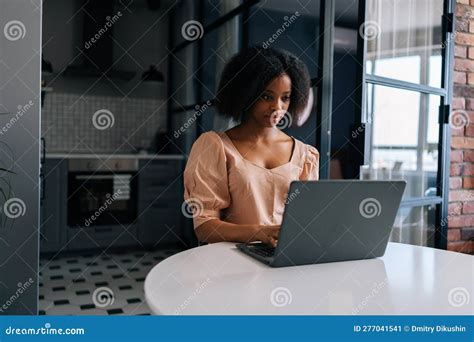 bastante africanamerican freelancer trabalhando   olhando   tela  laptop