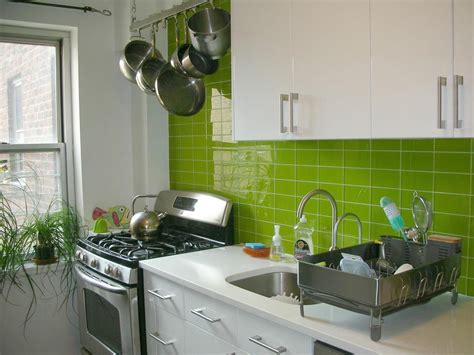 contoh keramik dinding dapur warna hijau interior rumah