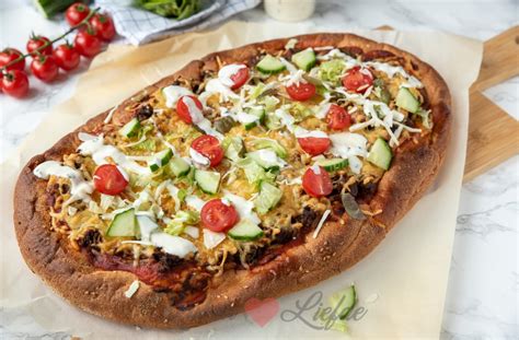 turks brood pizza met gehakt knoflooksaus en salade keukenliefde
