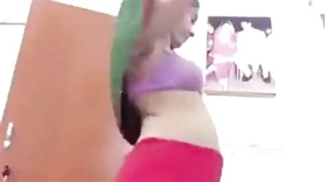 jolie fille se déshabille devant la webcam porndroids