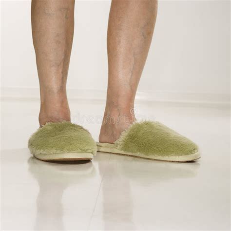 vrouwelijke voeten die pantoffels dragen stock afbeelding image  rijp toevallig