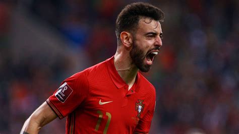 bruno fernandes scores   portugal seal  place  world cup