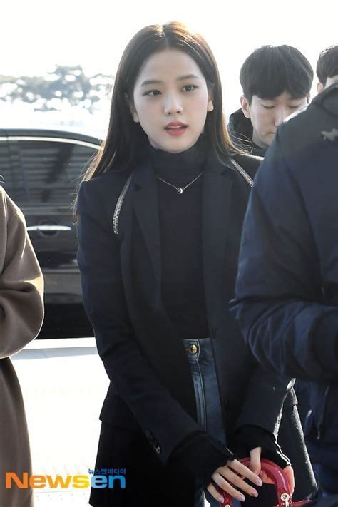 [pann] knetz praise blackpink jisoo as airport goddess with her