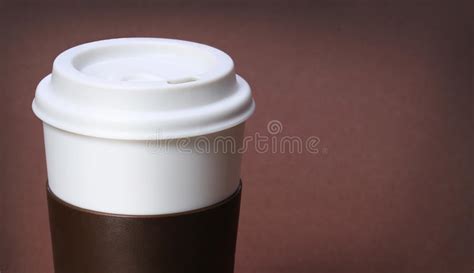 document kop van koffie op bruine achtergrond meeneem stock foto image  karton beschermer