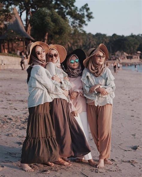 Tag Yang Rindu Pantai 😎😆 Beautiful Hijab Style Photo By